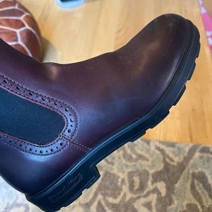Blundstone Original Series Water Resistant Chelsea Boot. SHIRAZ. Women Size 11M